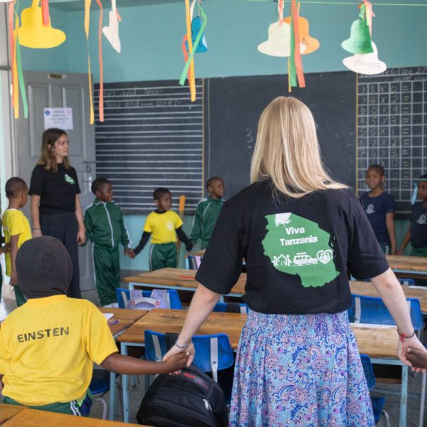 Volunteer in a school in Tanzania
