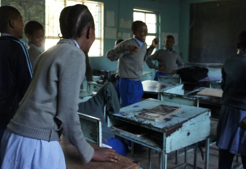 Volunteer in Tanzania with children